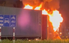 TP.HCM: Xe đầu kéo bốc cháy ngùn ngụt trên đường Mỹ Phước Tân Vạn