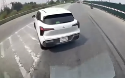 Liều lĩnh quay đầu ô tô trên cao tốc, tài xế bị phạt tiền, trừ điểm GPLX