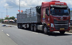 Huế: Xe máy va chạm xe tải khiến cô gái trẻ tử vong