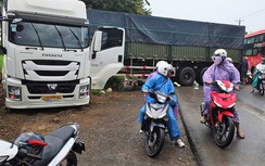 Xe đầu kéo va chạm hai xe máy, ba người thương vong