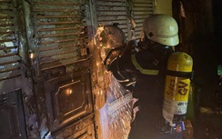 Cháy nhà trong hẻm lúc rạng sáng, 3 người leo qua ban công thoát nạn