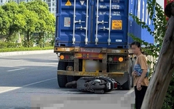 Hà Nội: Ô tô đầu kéo chạy lùi va chạm xe máy, một phụ nữ tử vong