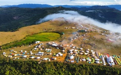 Trăm xe, nghìn người đổ về thảo nguyên nổi tiếng Quảng Ngãi chiều cuối tuần