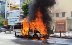 Ô tô 16 chỗ bốc cháy ngùn ngụt trên đường sau va chạm
