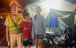 Hai chị em đi xe đạp điện từ Thanh Hóa ra Hà Nội xem diễu binh được CSGT giúp đỡ