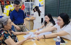 Hà Nội: Người dân nhiều xã, phường nô nức nhận quà Quốc khánh 2/9