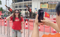 Người dân hào hứng check-in bên dàn pháo phục vụ đại lễ 80 năm Quốc khánh