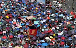 Biển người ken đặc các tuyến phố quanh Ba Đình, giữ chỗ chờ xem diễu binh, diễu hành