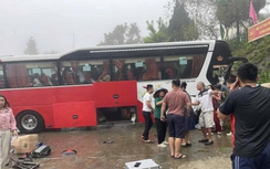 Xe khách chở 36 người mất phanh, lao vào ta luy khi vào cua trên quốc lộ 4D qua Lào Cai