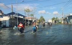 Triều cường dâng cao gây ngập quốc lộ 1 qua Cà Mau