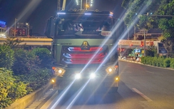 CSGT Hà Nội hóa trang ghi hình xử lý loạt xe tải độ đèn, lắp còi hơi chạy ban đêm