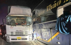 Bản tin TNGT 12/9: Phá kính cứu 11 người mắc kẹt trong xe khách sau tai nạn trên cao tốc