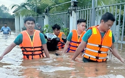 Đồng Nai: Mưa lớn liên tiếp, lũ dâng nhanh, bộ đội trắng đêm sơ tán dân khỏi biển nước