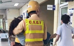 CSGT Hà Nội mở đường, cứu người phụ nữ nghi bị sốc phản vệ trên đường