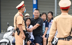 Hà Nội: CSGT xử lý nhiều phụ huynh chở 3, kẹp 4 đưa con đến trường