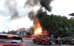 Xe container bốc cháy ngùn ngụt khi chờ chở sầu riêng ở Đắk Lắk