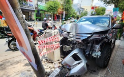 TP.HCM: Ô tô 7 chỗ tông liên hoàn nhiều xe máy làm gãy trụ điện, 3 người bị thương