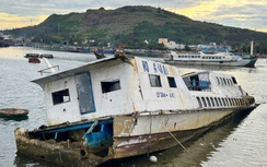 Cận cảnh những con tàu khách triệu đô bỏ hoang ở Lý Sơn