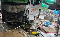 Khoảnh khắc ô tô tải lao sang khu chợ bên QL9 qua Quảng Trị làm nhiều người thương vong