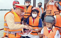 CSGT lên phà, dạy kỹ năng an toàn sông nước cho học sinh xã đảo duy nhất ở Hà Nội