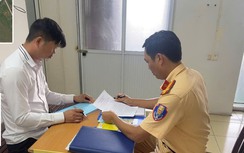 Ninh Bình: Xử phạt tài xế để trẻ em thò đầu ra ngoài cửa sổ trời ô tô