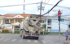 Tài xế xe bồn vượt đèn đỏ bị phạt tới 20 triệu đồng, trừ 4 điểm GPLX