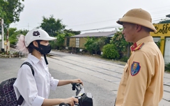 Hà Nội: Cảnh sát túc trực ven đường sắt, nhắc nhở học sinh ngăn tai nạn tàu hỏa