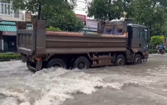 Đồng Nai: Mưa lớn, nước trên đường như thác, xe ben chắn sóng cho người đi xe máy