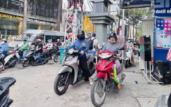 Tái diễn cảnh người dân leo vỉa hè, CSGT tăng cường xử phạt