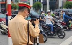 CSGT đang điều khiển giao thông không được dừng xe tại các nút giao