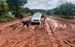 Đồng Nai: Khẩn trương khắc phục sự cố sạt lở, bùn đất phủ kín quốc lộ 14C