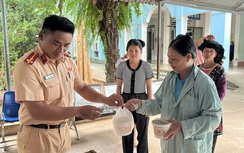 CSGT Lào Cai phát cháo kết hợp tuyên truyền pháp luật ATGT tại bệnh viện 