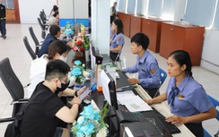 TP.HCM: Người dân xếp hàng từ rạng sáng mua vé tàu Tết trong ngày đầu mở bán