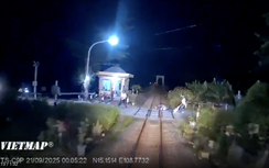 Một người đi xe máy thoát chết trong gang tấc khi ngã vào đường sắt lúc tàu đang lao tới