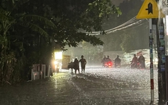 Nhiều khu vực ở Đồng Nai ngập do mưa lớn, người dân bì bõm lội nước về nhà