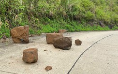 Quảng Ngãi: Tỉnh lộ liên tục "hứng" đá tảng từ núi cao rơi xuống, nguy cơ tai nạn