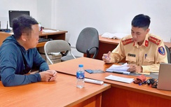 Xử phạt tài xế xe tải ngang nhiên vượt đèn đỏ ở Hà Nội