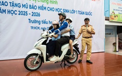 Trao mũ bảo hiểm cho học sinh trường tiểu học ở TP.HCM