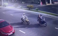 Dừng xe di chuyển hòn đá trên đường, người phụ nữ bị cướp dây chuyền vàng