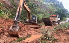 Quảng Ngãi nỗ lực thông xe sau sạt lở núi cô lập xã biên giới