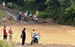 Mưa lớn nước dâng cao, người dân xã miền núi Nghệ An thấp thỏm qua cầu tràn