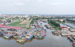 Ninh Bình: Tàu thuyền nối đuôi nhau vào cảng tránh bão Ragasa