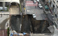 Hố tử thần sâu 50m xuất hiện trên đường phố Bangkok