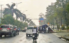 Tấm pano dài hơn chục mét bị gió cuốn bay đè lên người đi đường ở Cà Mau