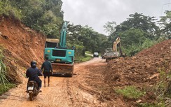 Quảng Ngãi: Hót dọn hàng nghìn mét khối bùn đất, thông xe đường về xã biên giới