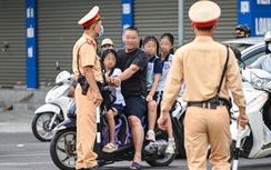 Hà Nội: Xử phạt hàng trăm phụ huynh giao xe cho con, chở con không đội mũ bảo hiểm