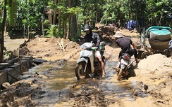 Chật vật đi lại, người dân vùng sâu ở Quảng Ngãi mong sớm nâng cấp hạ tầng giao thông