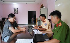 Huế: Phát hiện xe đầu kéo chở 30 tấn thịt, chân gà không rõ nguồn gốc