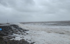 Hà Tĩnh: Nhiều tuyến quốc lộ bị ngập, lốc xoáy gây thiệt hại nhà dân và doanh nghiệp