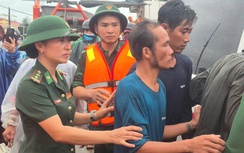 Cứu 8 thuyền viên tàu cá gặp nạn ở Quảng Trị, tiếp tục tìm kiếm 3 người